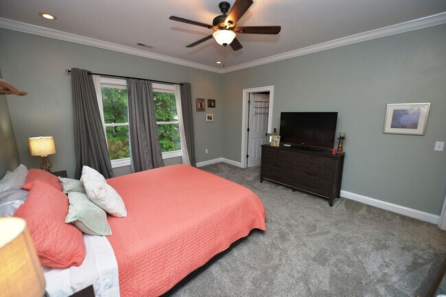 Building Photo - Walk to Naval Hospital! Beautiful Home, Gr...