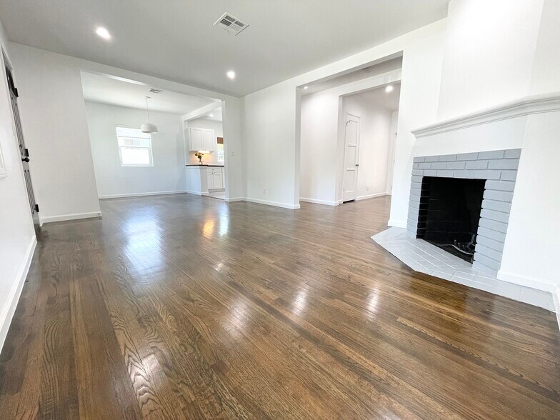 Living room looking into dinning room - 5457 Beck Ave