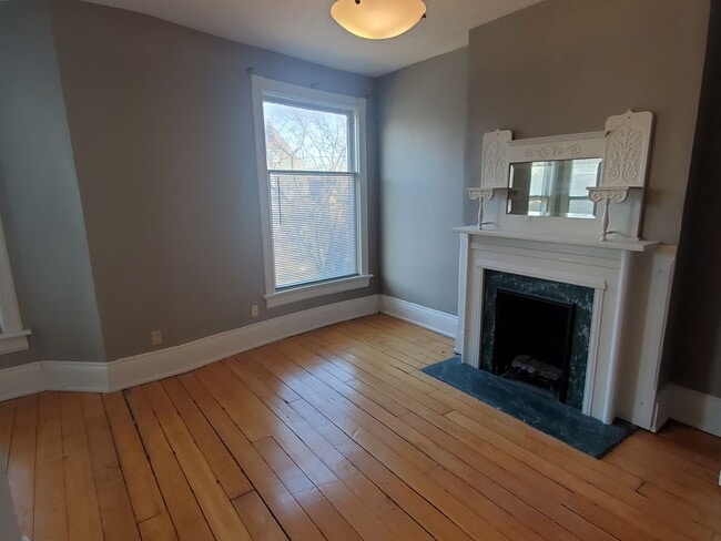 Building Photo - Historic eastside townhome