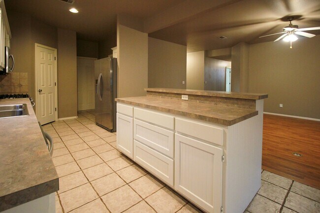 Building Photo - Darling Home In Jenks Schools!