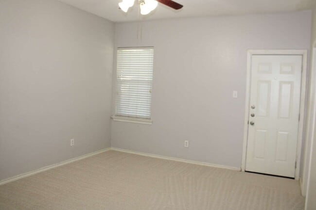 Building Photo - 1261 Redman Ave