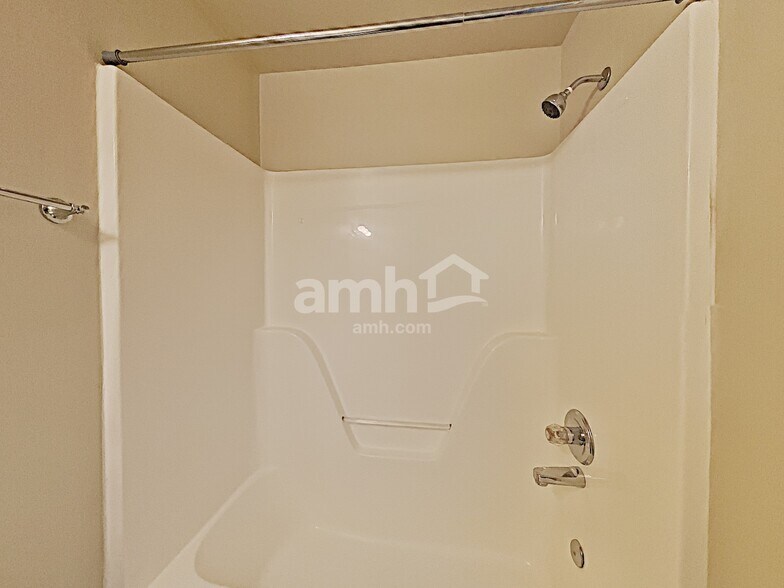 Building Photo - 1200 Larzelere Ln