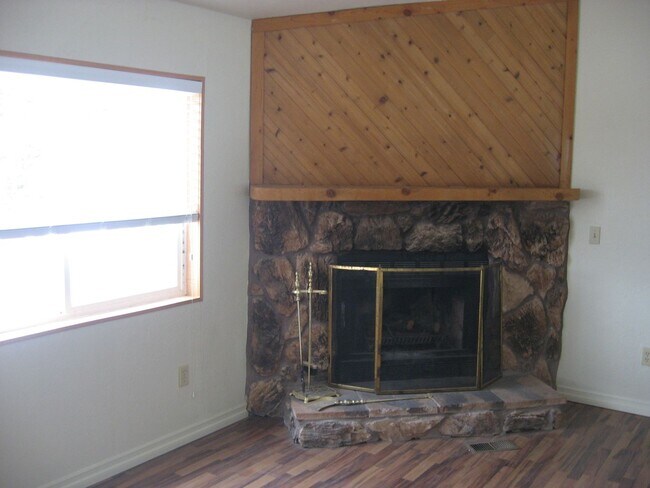 Building Photo - 3 Bedroom 2 Bathroom House in Outer Cedar City