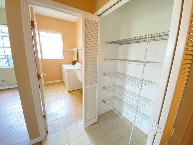 Building Photo - 3708 Molona Dr