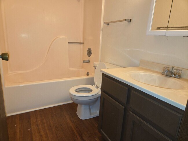 Building Photo - 505 Columbia Dr