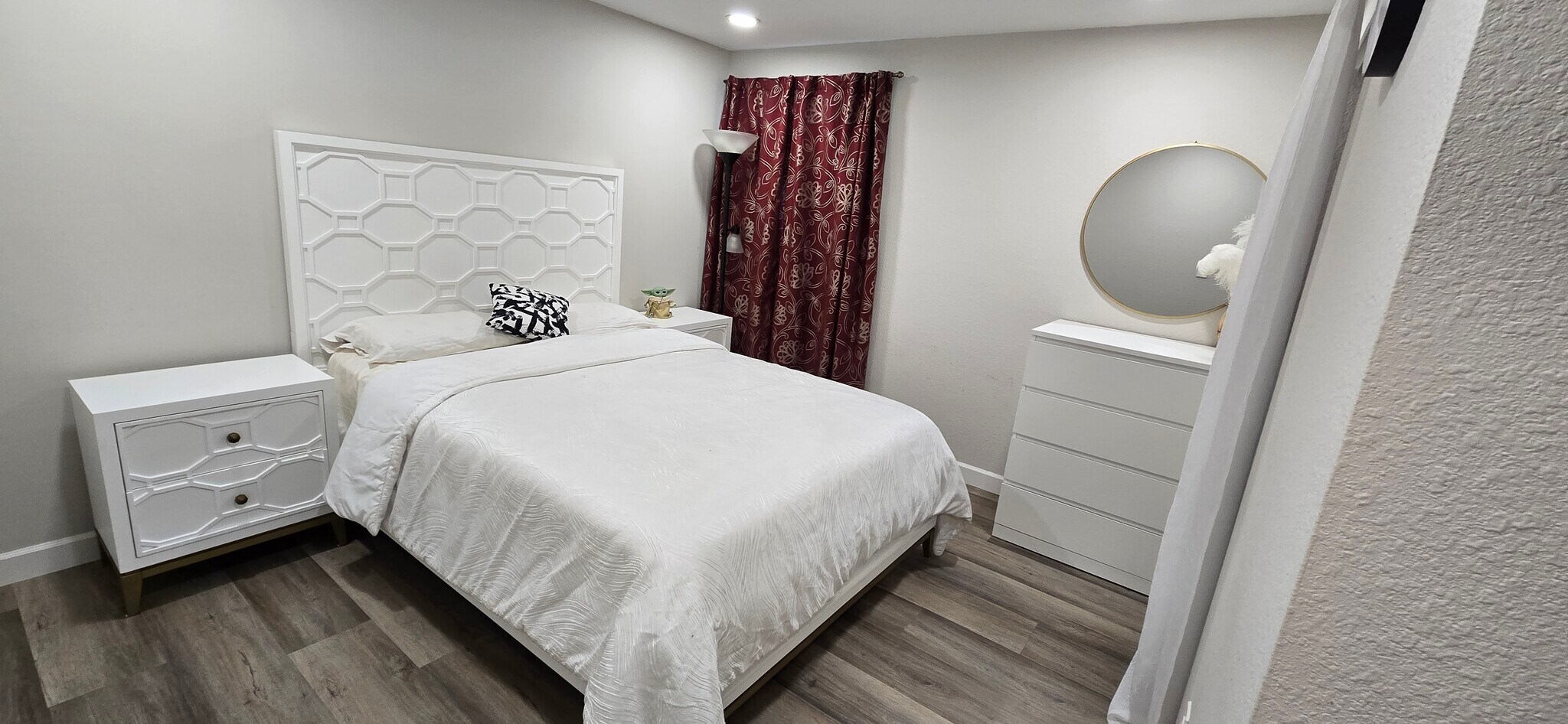 Guest bedroom 1 - main floor - 14209 NE 63rd Ct