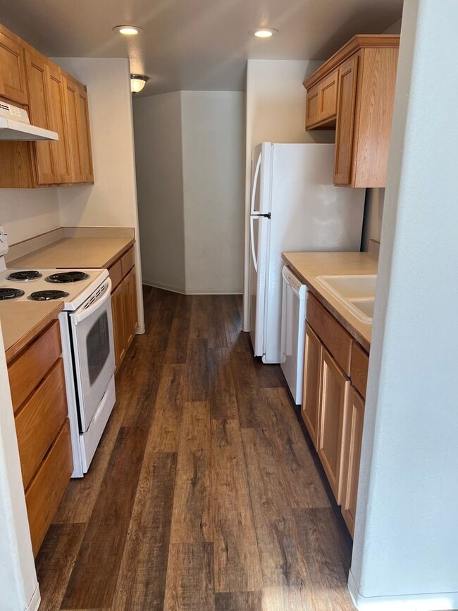 Building Photo - Lovely 3 bedroom, 2.5 bath home with laundry, near schools