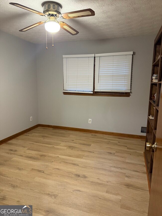 Building Photo - 8282 Dawn Dr