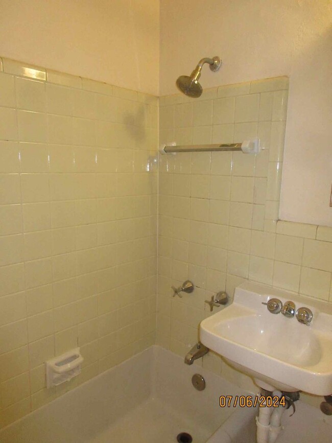 Building Photo - Available August 2025 Large Remodeled 1 Be...