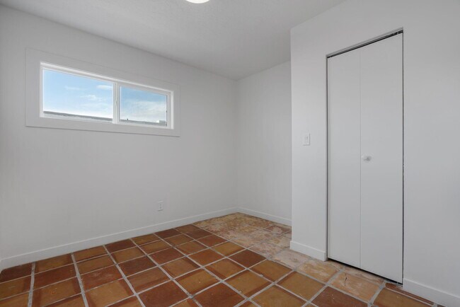Building Photo - 219 Solano Dr SE