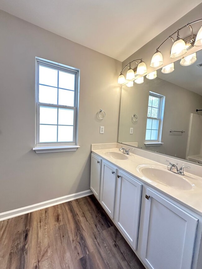 Building Photo - Completely renovated home located in Five ...