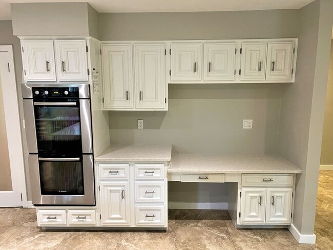 Building Photo - Luxury 5 bed, 3.5 bath with Pool!
