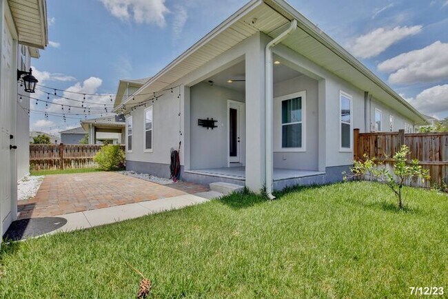 Building Photo - Gorgeous 3/2 Spacious Home with a Fenced Backyard and a Detached 2 Car Garage in the Desirable La...