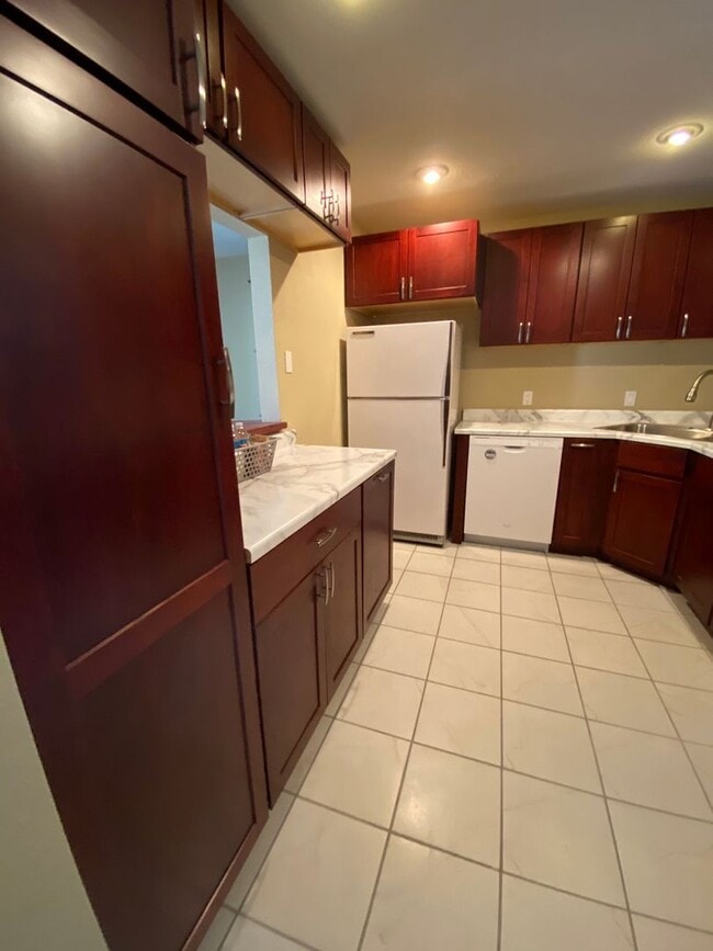 Building Photo - 937L Country Club Dr