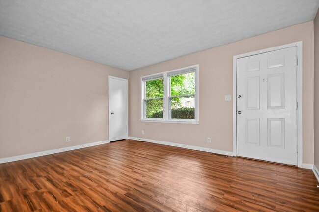Building Photo - Three Bedroom with Basement!