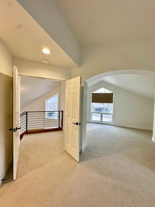 Building Photo - Riverfront Gated 2 Bedroom Luxury Condo!!