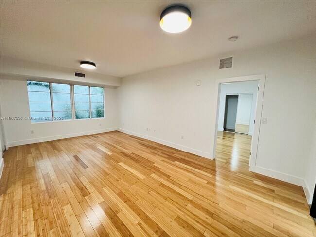 Building Photo - 960 Bay Dr