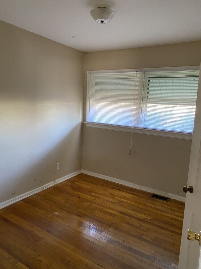 Building Photo - Three bedroom 1.5 bath home