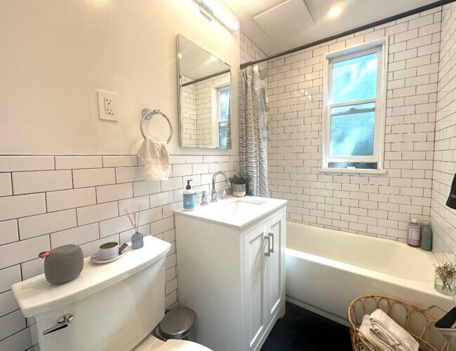 Building Photo - 2 bedroom in SUNNYSIDE NY 11104