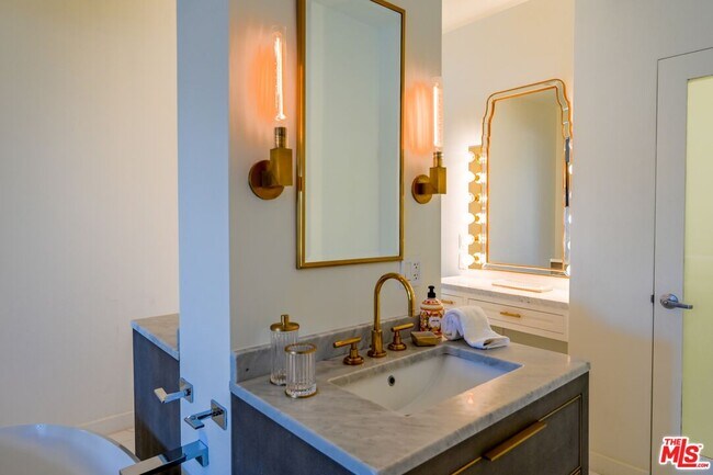 Building Photo - 1424 N Crescent Heights Blvd