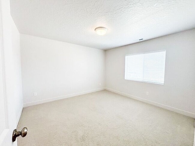 Building Photo - 414 W Snowberry Dr
