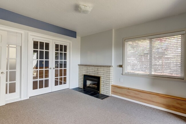 Building Photo - Spacious 2-Story Split-Level Home with Wat...