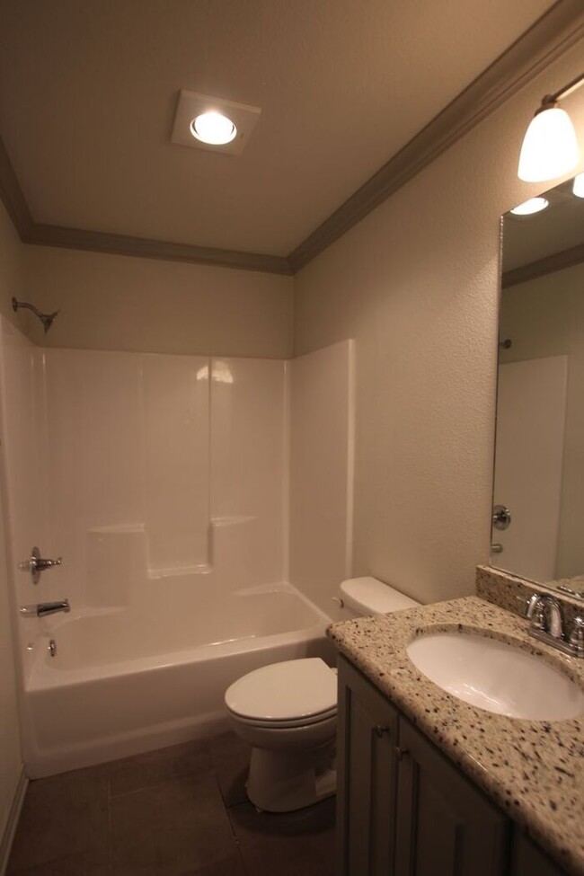 Building Photo - Beautiful 3 Bedroom 2 Bathroom Townhouse i...