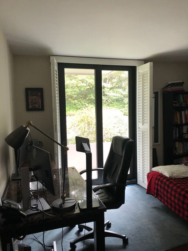 Building Photo - Epic REA: Top Floor 2 BR/2 BA Condo, Pano ...