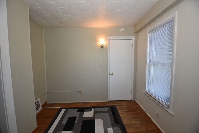 Building Photo - 507 Lincolnway E