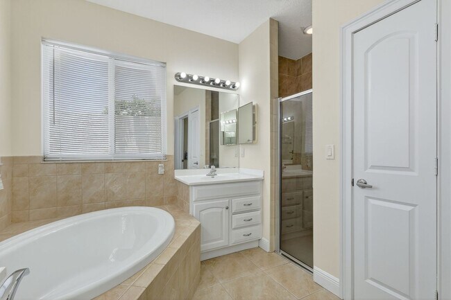 Building Photo - Large and Clean home on a corner lot. 3 Be...