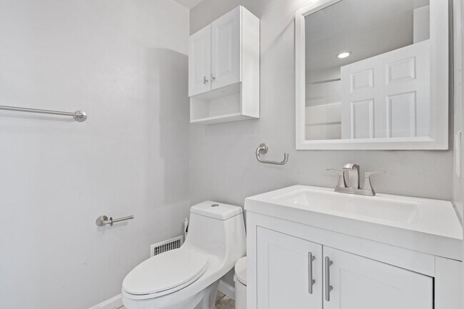 Building Photo - Beautiful 3 bedroom 3 bathroom townhouse in Federal Hill