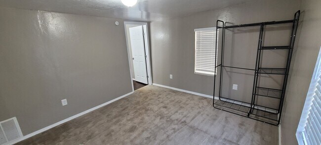 Building Photo - Cute 5 bedroom House