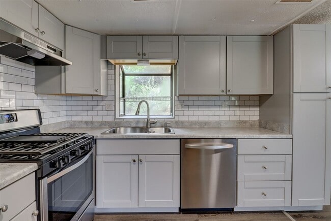 Building Photo - Nature at Your Back Door in this 3 Bedroom...