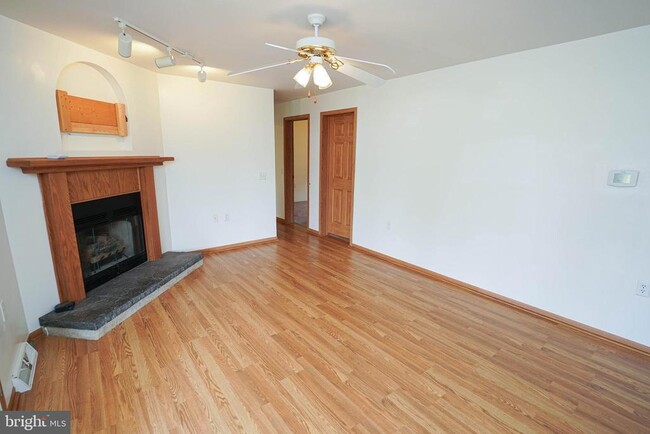 Building Photo - 12179 Country Dr