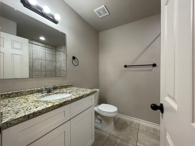 Building Photo - Town home for rent