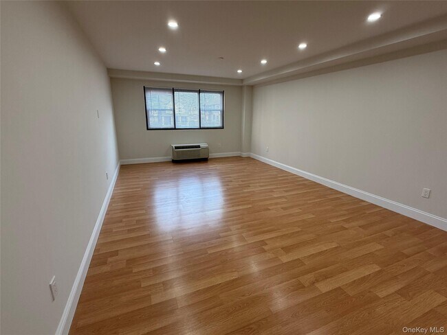 Building Photo - 185 W Park Ave