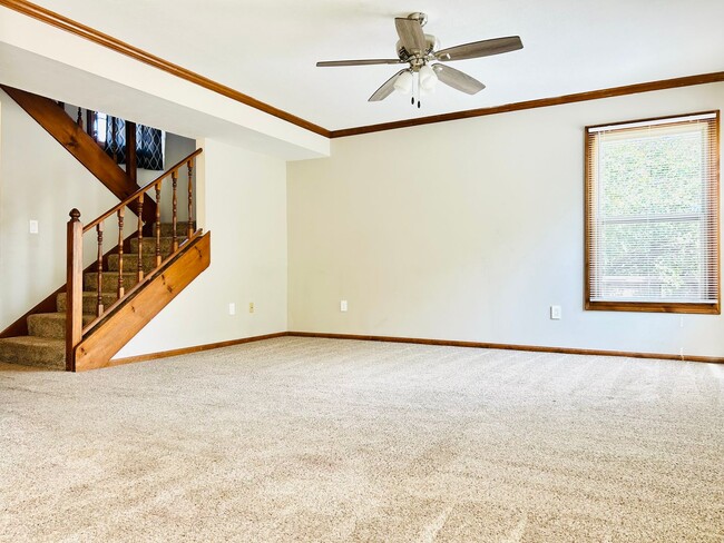 Building Photo - Convenient Location, Spacious Home