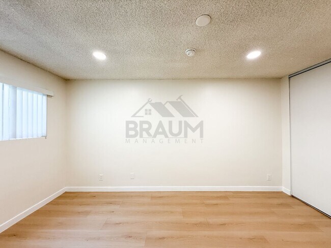 Building Photo - 6041 Whitsett Ave