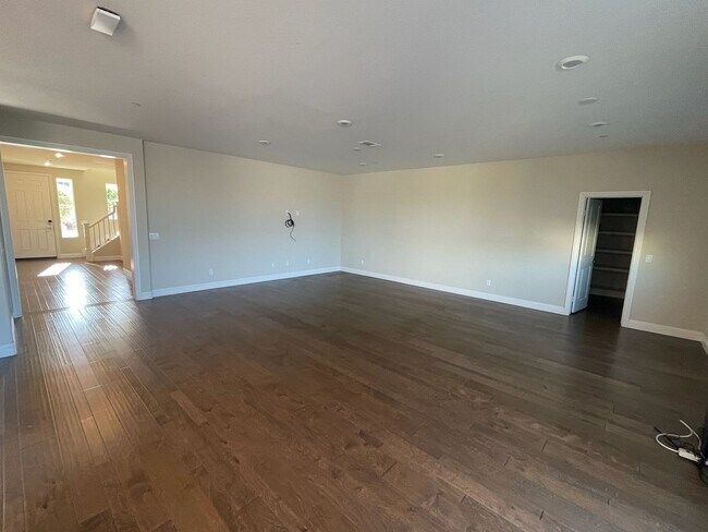 Building Photo - Stunning 4 bedroom home in Vista-With Solar!