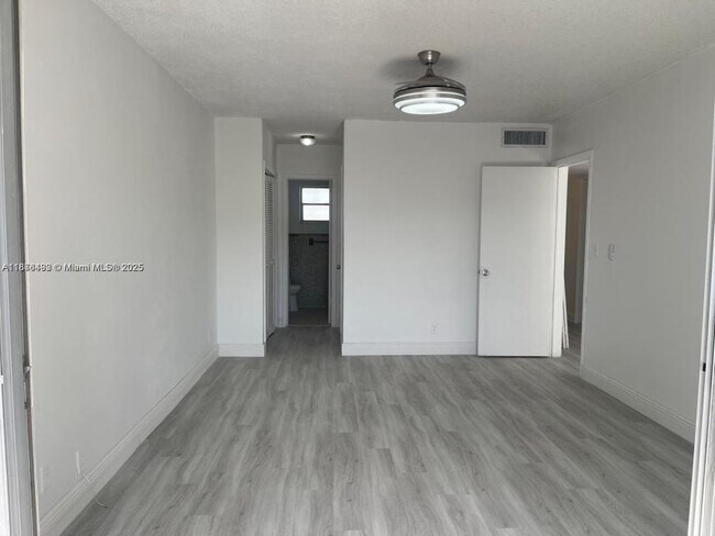 Building Photo - 1 bedroom in North miami FL 33179