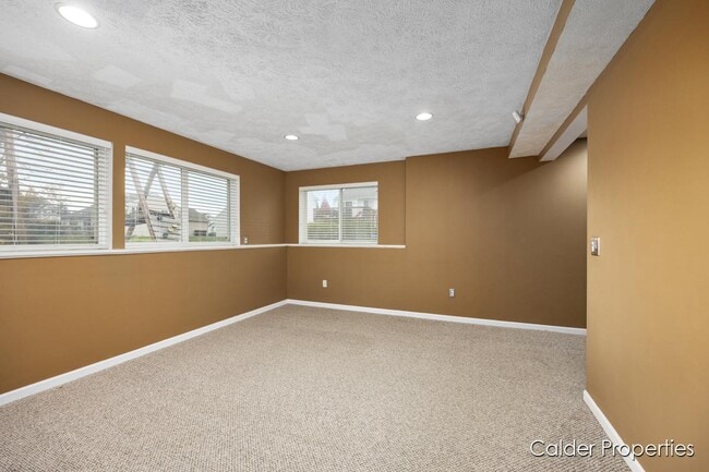 Building Photo - 5686 E Falling Leaf Dr SE