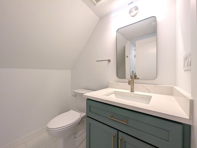 Building Photo - 2437 W Leland Ave