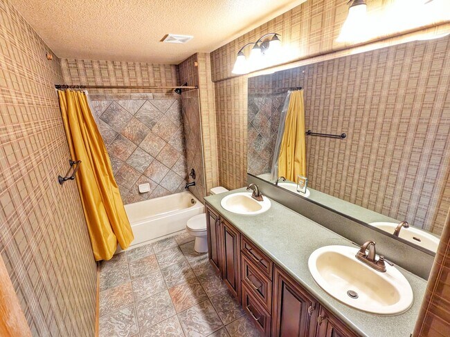 Building Photo - Gorgeous 5b 3b Single Family Home w/ a View