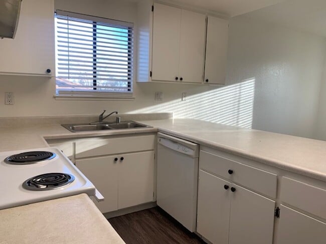 Building Photo - 144 Duranta St
