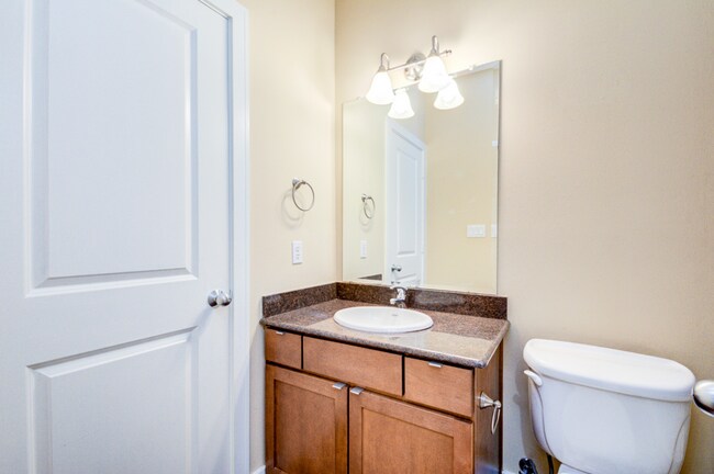 Building Photo - Modern 3 Bedroom // 3.5 Bathroom in the He...