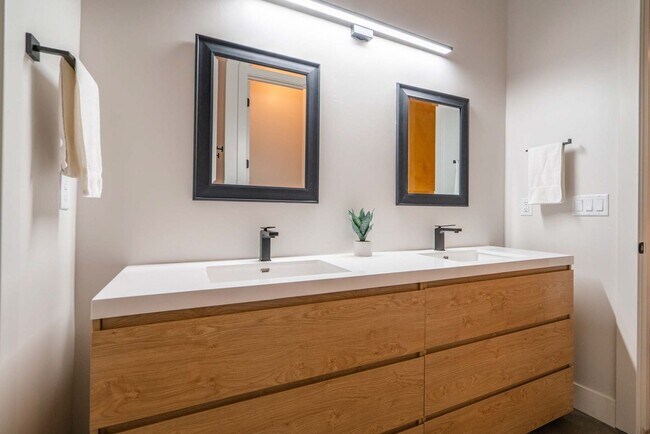 Building Photo - Adventure House!