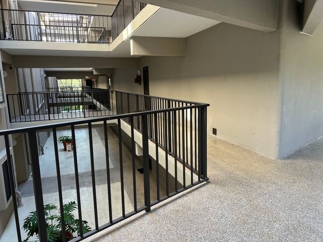 Building Photo - Forest Beach Villa - Walk to the Beach!