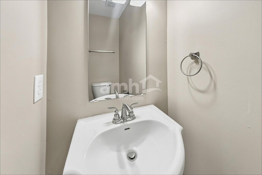 Building Photo - 6726 Aviva Way