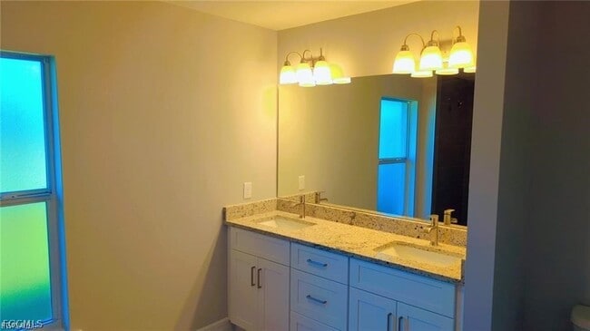 Building Photo - 842 Cervantes St E