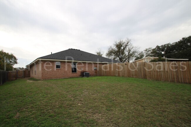 Building Photo - Heights Three-Bedroom Duplex!